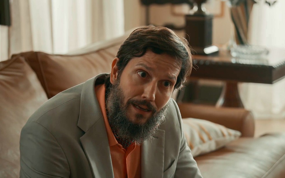 Egídio (Vladimir Brichta) fica surpreso com revelação de Eliana (Sophie Charlotte) - Renascer — Foto: Globo