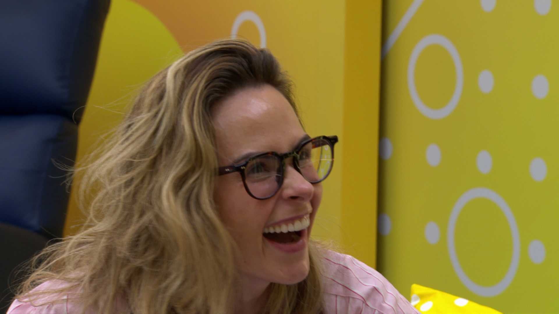 Ana Paula Renault se diverte ao acordar a casa com o Toque de Despertar da Central do Líder