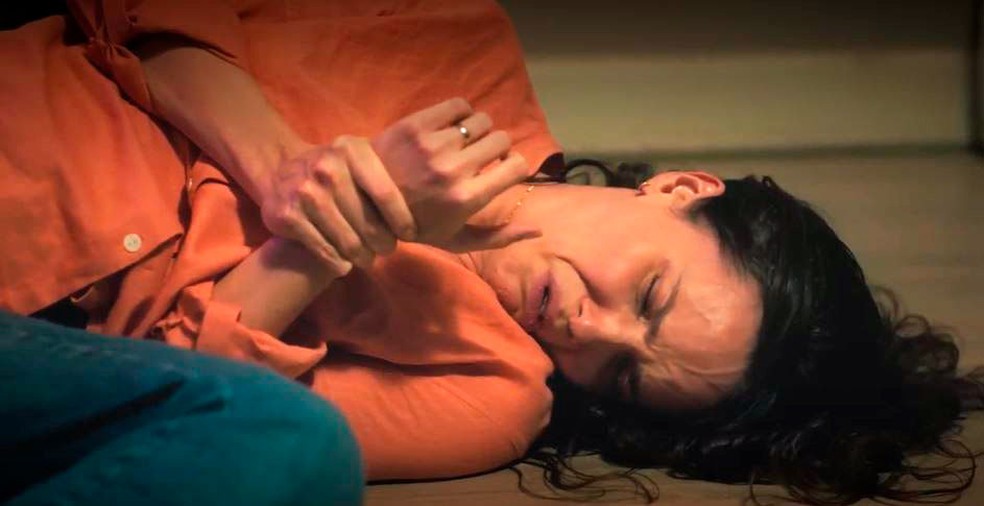 Lucinda, personagem de Débora Falabella, é agredida pelo marido em 'Terra e Paixão' — Foto: Globo