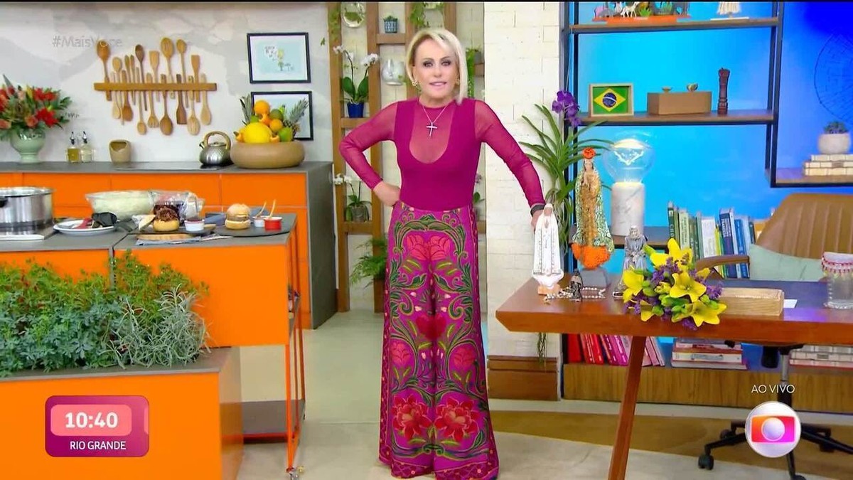 Ana Maria Braga escolhe look transparente e deixa tatuagem à mostra em retorno ao Mais Você: 'Nem tinha visto'