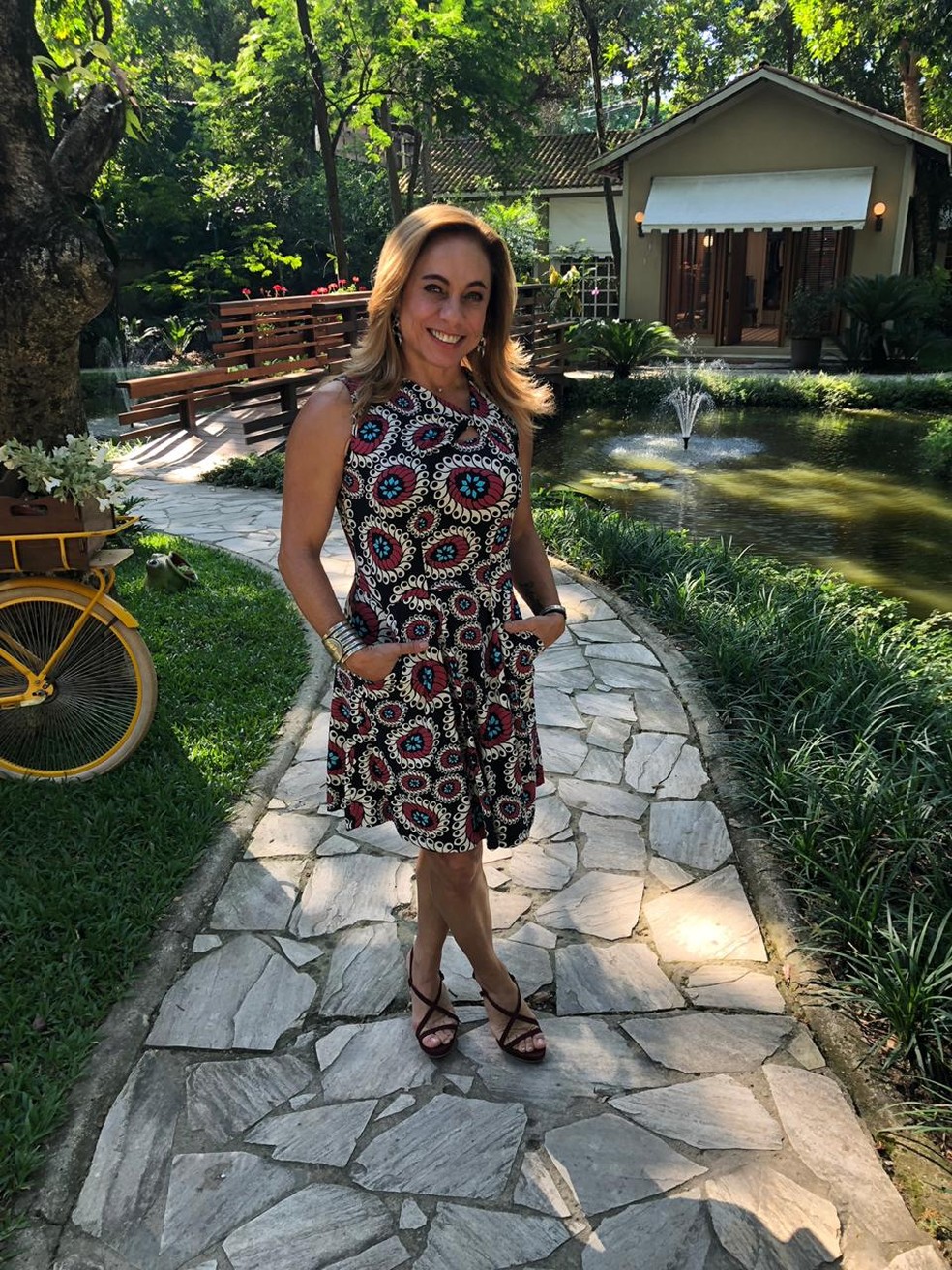 Cissa Guimar es usa vestido com estampa indiana de Casa gshow