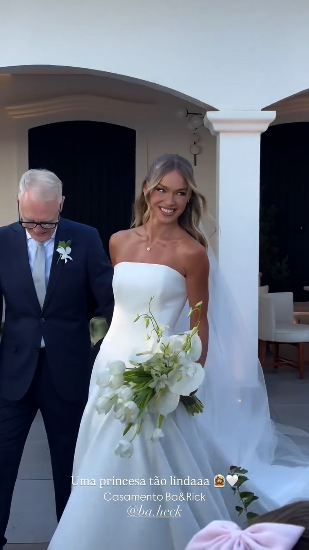 Bárbara é conduzida até o altar — Foto: Reprodução/Instagram