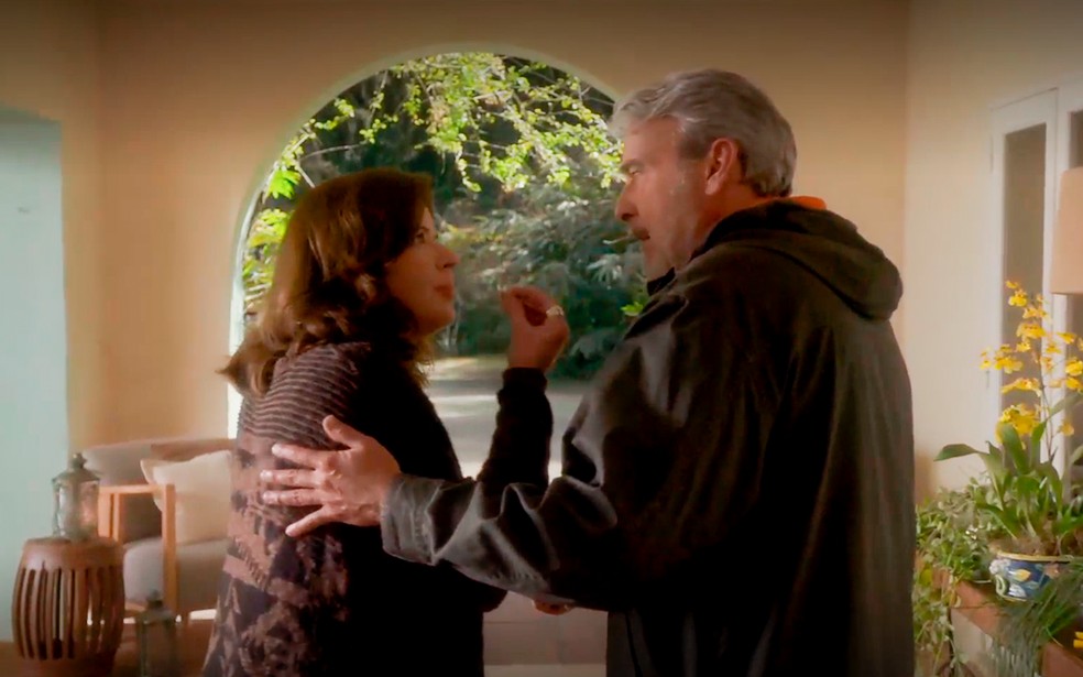 Em Elas por Elas, Natália (Mariana Santos) diz a Pedro (Alexandre Borges) que vai descobriu quem matou Bruno, irmão deles — Foto: Globo