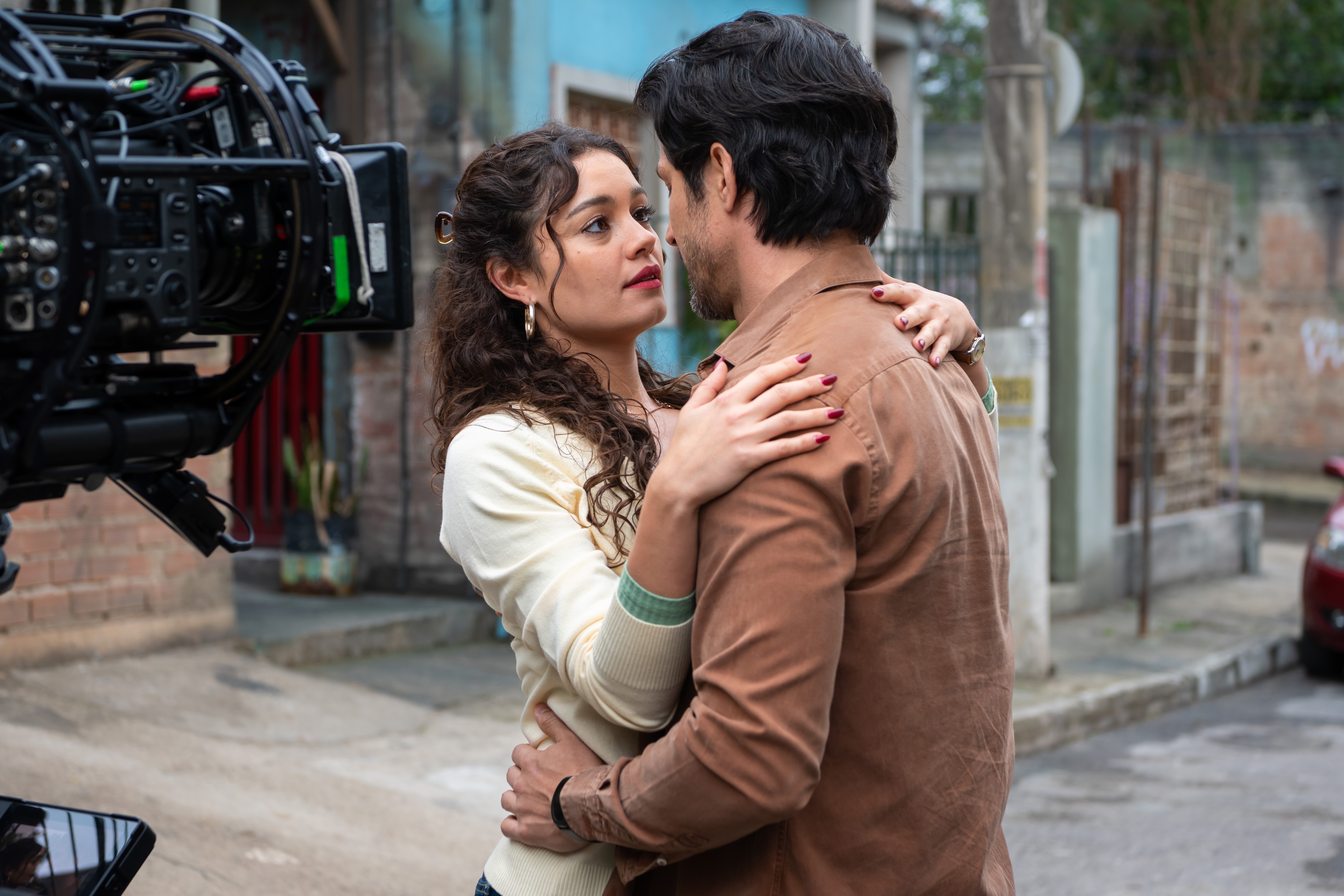 Romulo Estrela mostra bastidores do primeiro beijo de Paulinho e Gerluce em Três Graças