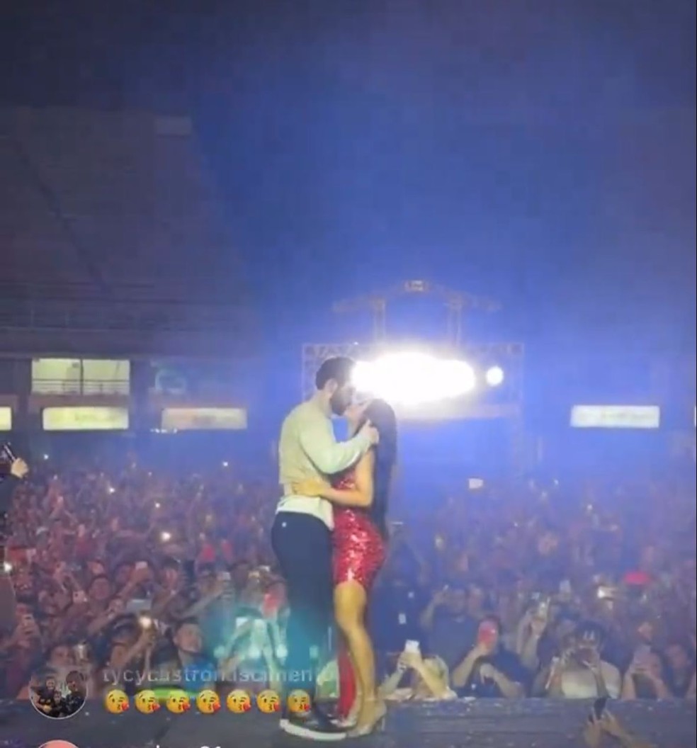 Ex-BBBs Isabelle e Matteus dançam coladinhos e se beijam no show de Joelma em Manaus — Foto: Reprodução/Twitter