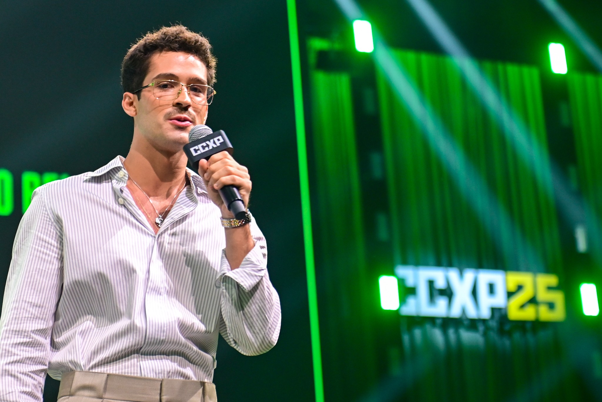 Na CCXP25, João Guilherme divulga filme com suas primeiras cenas de sexo: 'Amor com bumbum de fora'