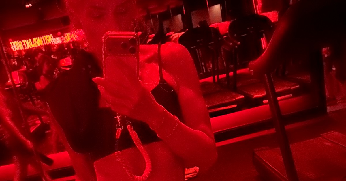 Adriane Galisteu mostra abdômen sarado durante treino em preparação para o Carnaval