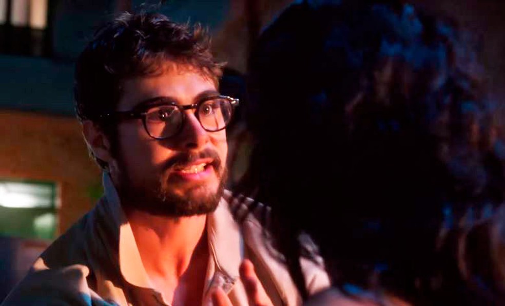 Terra e Paixão: Petra surta após flagra e destrói carro de Hélio — Foto: Globo