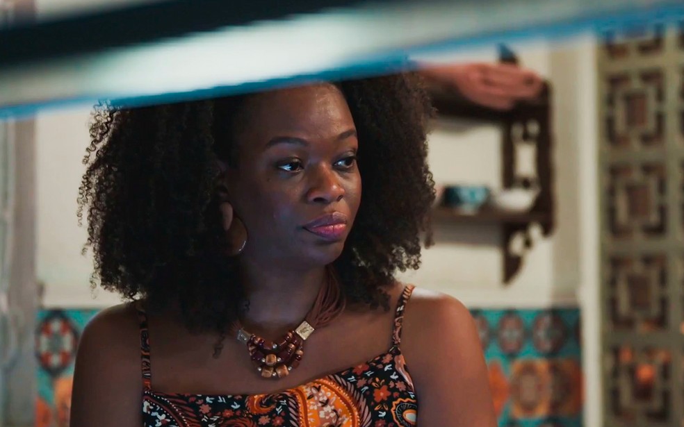 Iara (Noemia Oliveira) e Bela (Sheron Menezzes) ficam passadas com relato de outra ex de Aroldo - Por Você — Foto: Globo