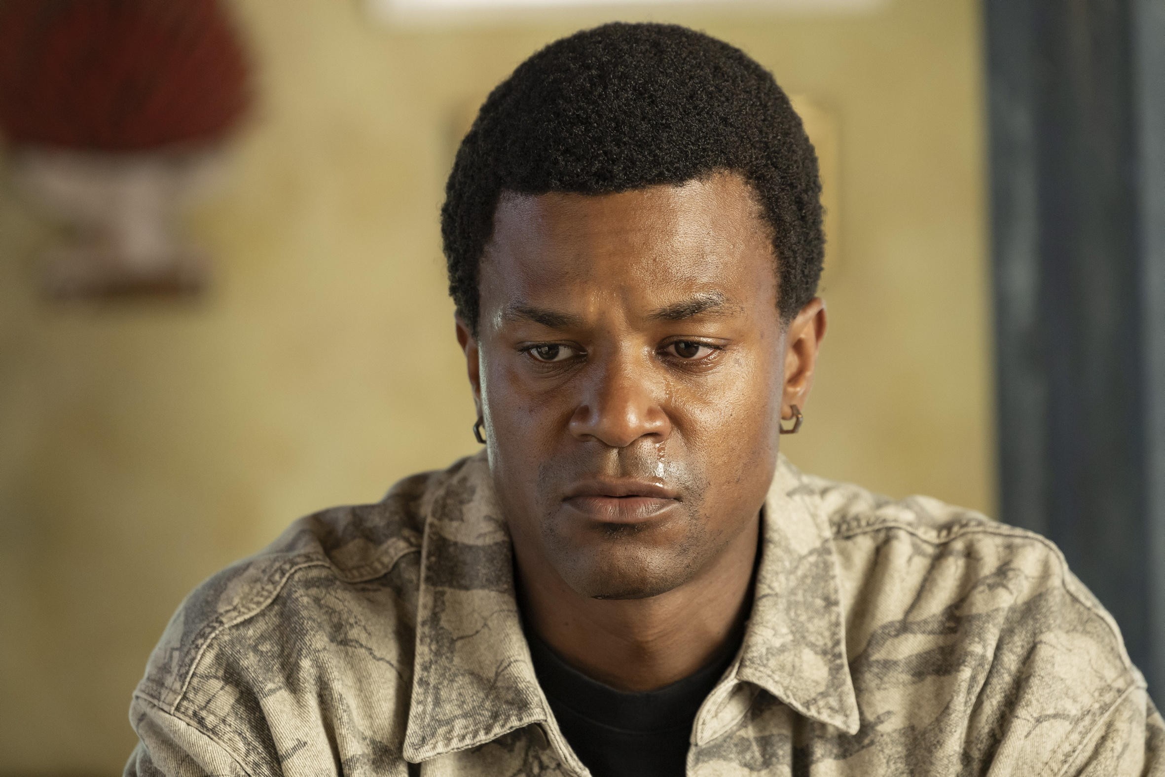 Spoiler de Coração Acelerado: Leandro descobre que foi grampeado