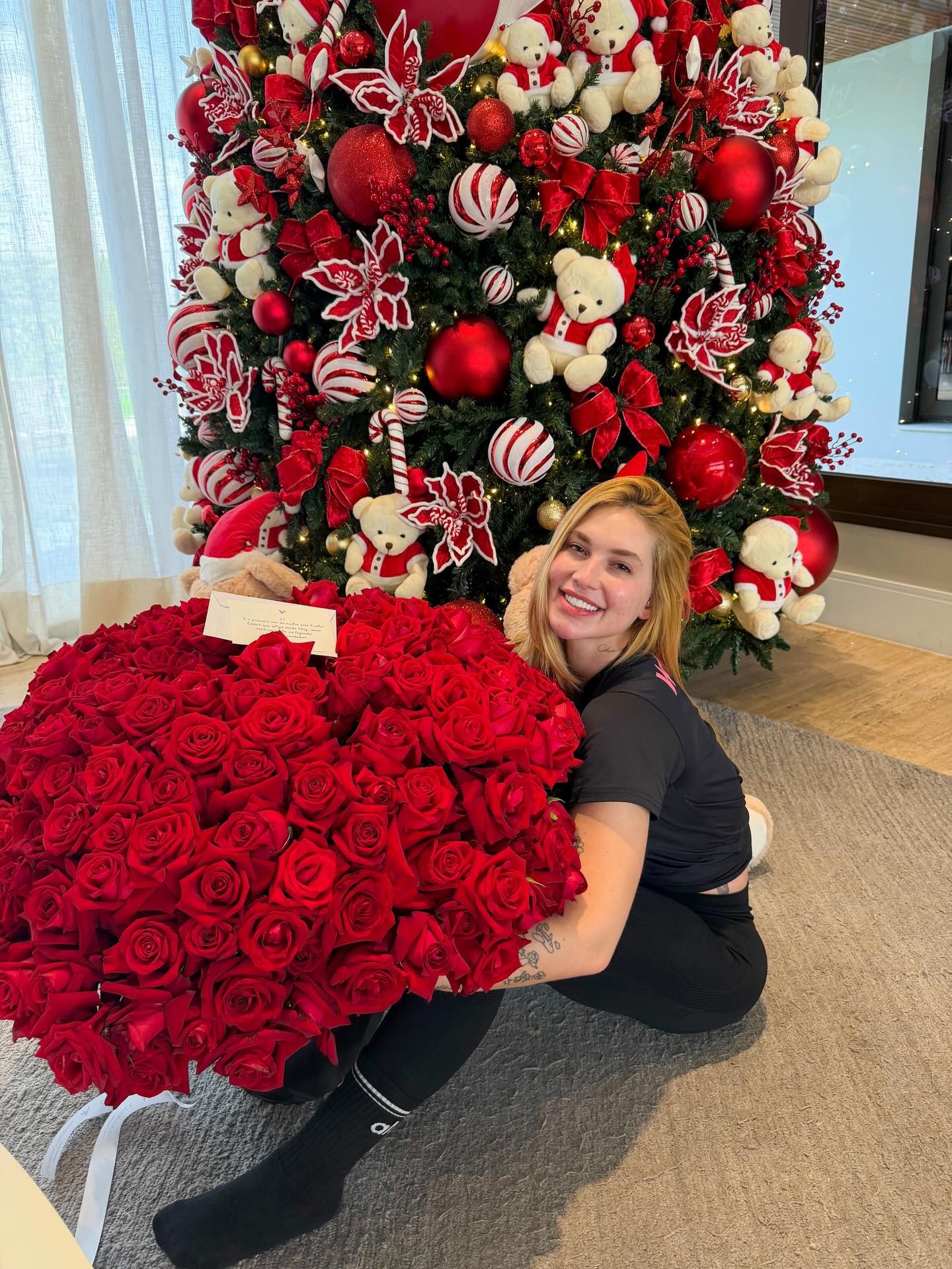 Virginia comemora 1º mês de namoro com Vini Jr e ganha buquê de rosas: 'Acordei sendo mimada'