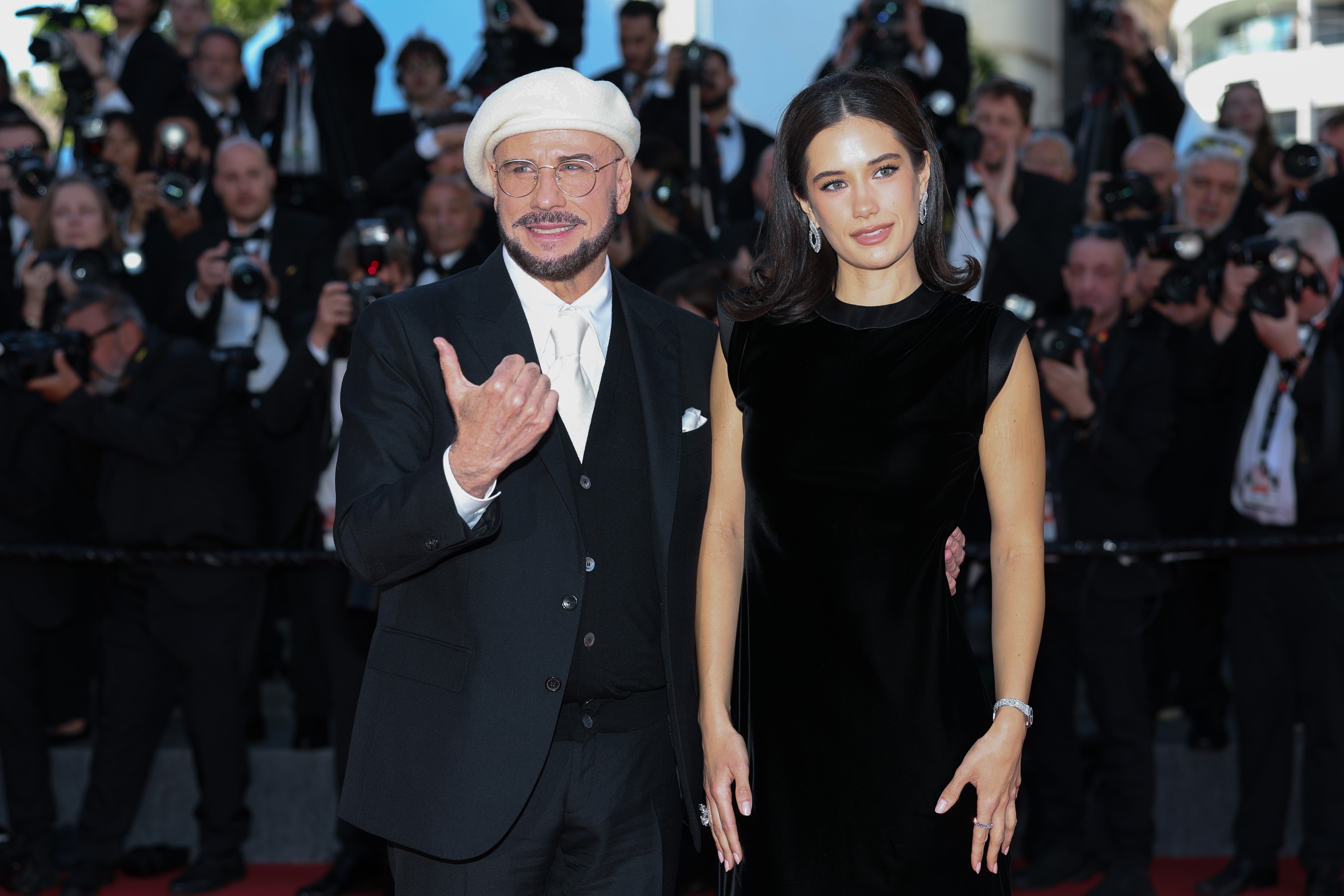 John Travolta lança, ao lado da filha Ella, seu novo filme como diretor no Festival de Cannes