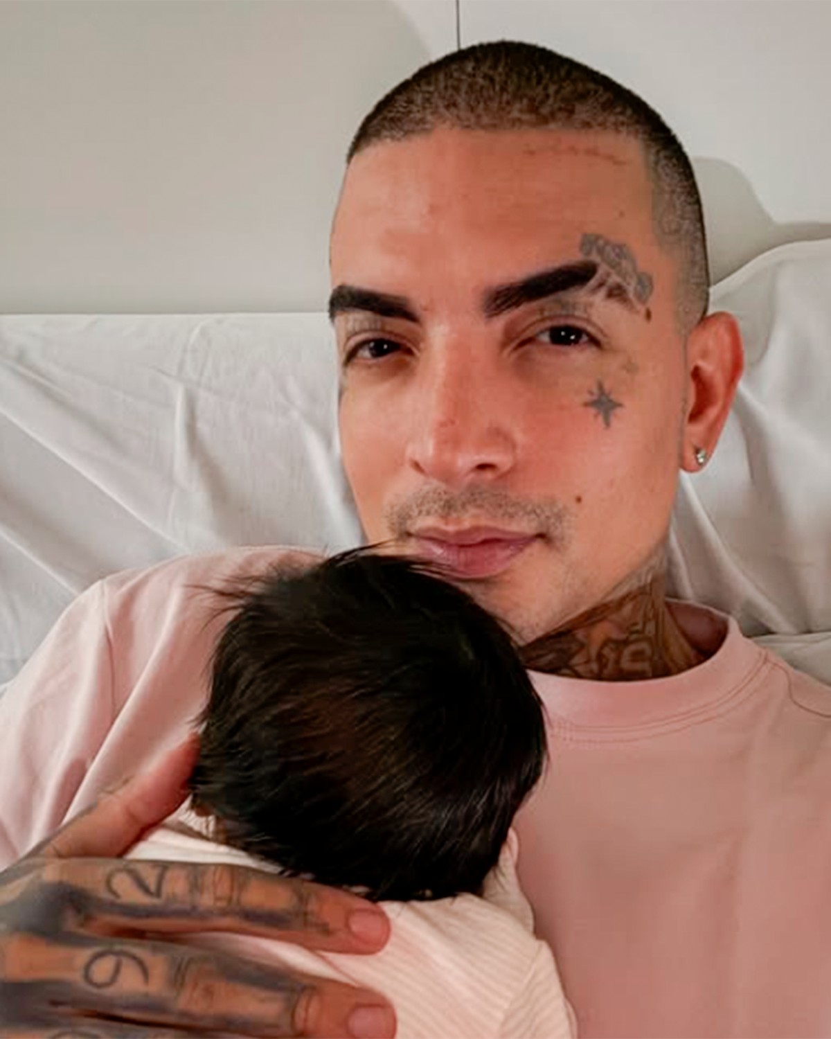 MC Guimê posta foto com a filha e se declara: 'Amor que não cabe no peito'