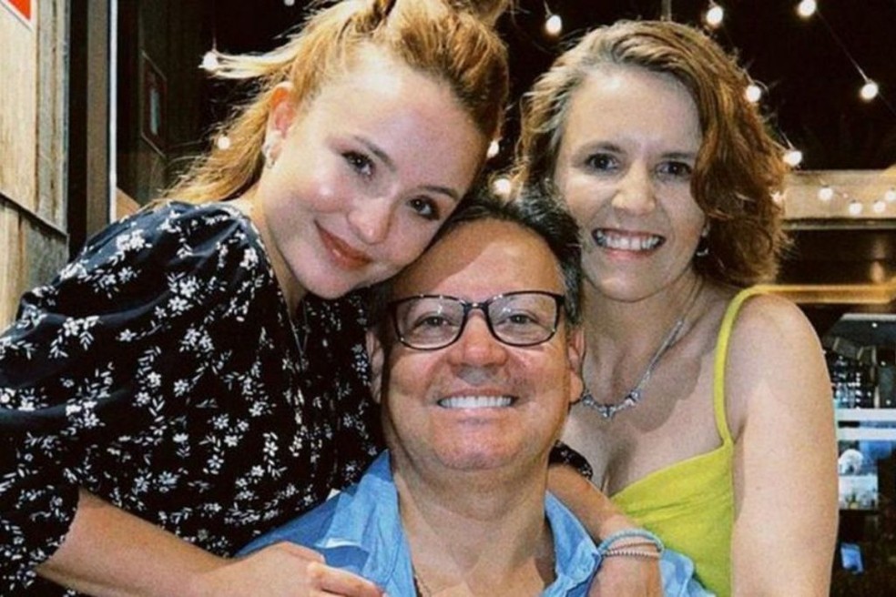 Larissa Manoela ao lado dos pais, Gilberto e Silvana — Foto: Reprodução/Instagram