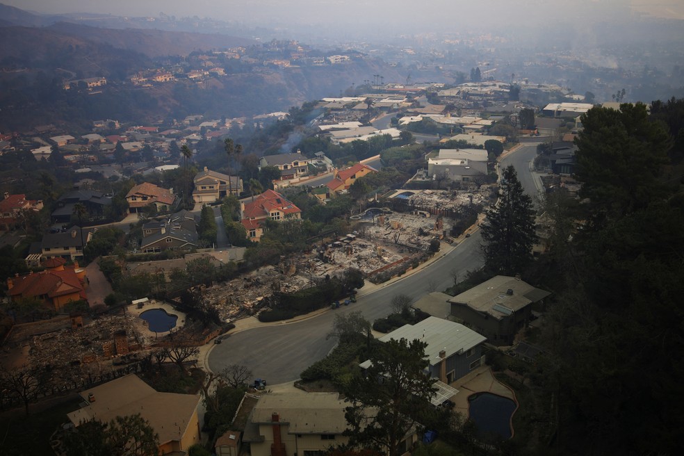 Entulhos cobrem casas queimadas depois dos incêndios devastadores em Los Angeles — Foto: REUTERS/Daniel Cole