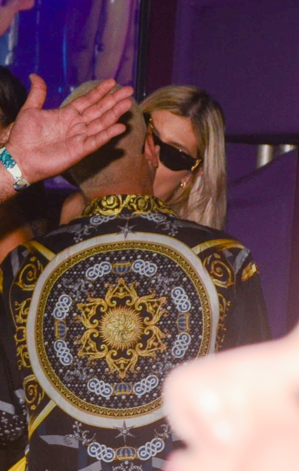 Guim&ecirc; troca beijos com loira &mdash; Foto: Agnews