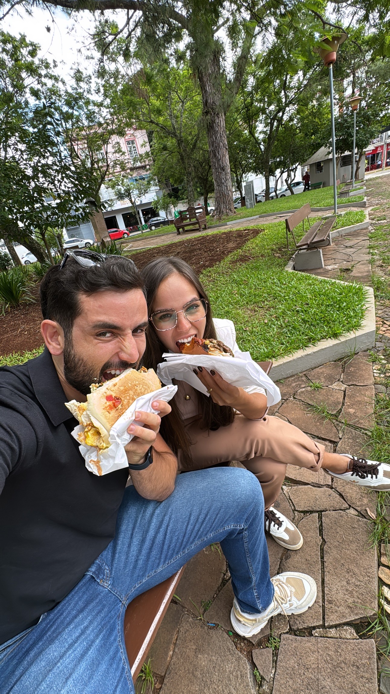 Matteus Amaral faz passeio gastronômico ao lado da namorada, Anna Júlia