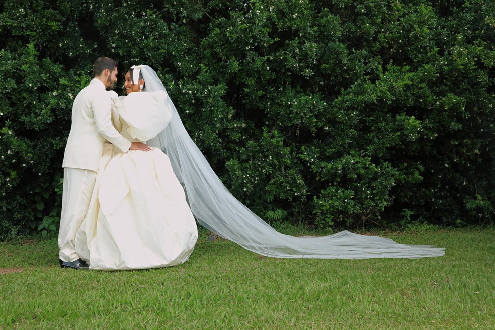Sabrina Satto e Nicolas Prattes se casam — Foto: IUDE/Divulgação