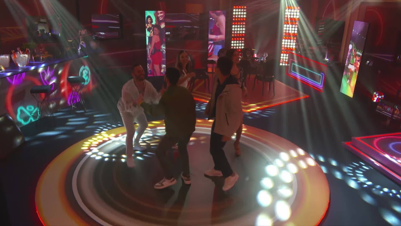 Começa festa especial do Top 5 do BBB 25 e brothers fazem 'selfie' juntos