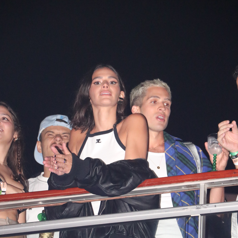 Bruna Marquezine e João Guilherme são flagrados aos beijos e em clima de romance no Rock in Rio 