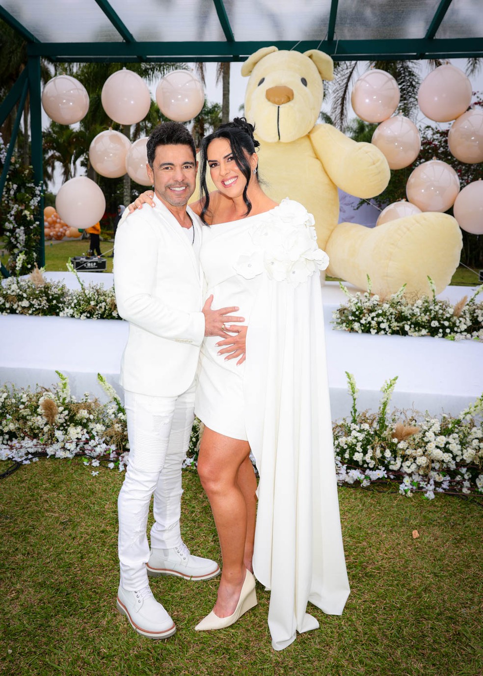 Cerimônia de chá revelação contou com casamento surpresa entre Zezé di Camargo e Graciele Lacerda — Foto: brazil news