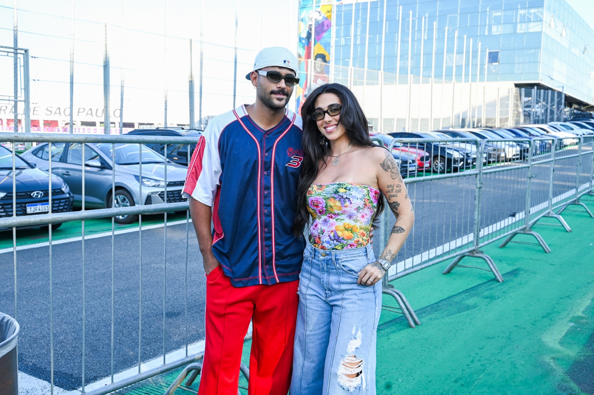 Ex-BBBs Lucas Pizane e Giovanna Lima aparecem juntos no Lolla após negarem término