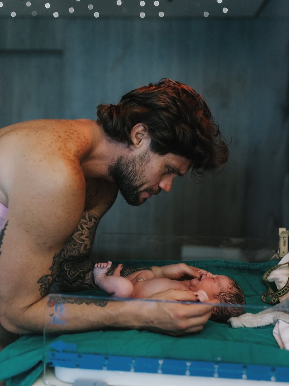 Breno Simões conhece a filha após nascimento — Foto: Reprodução/Instagram