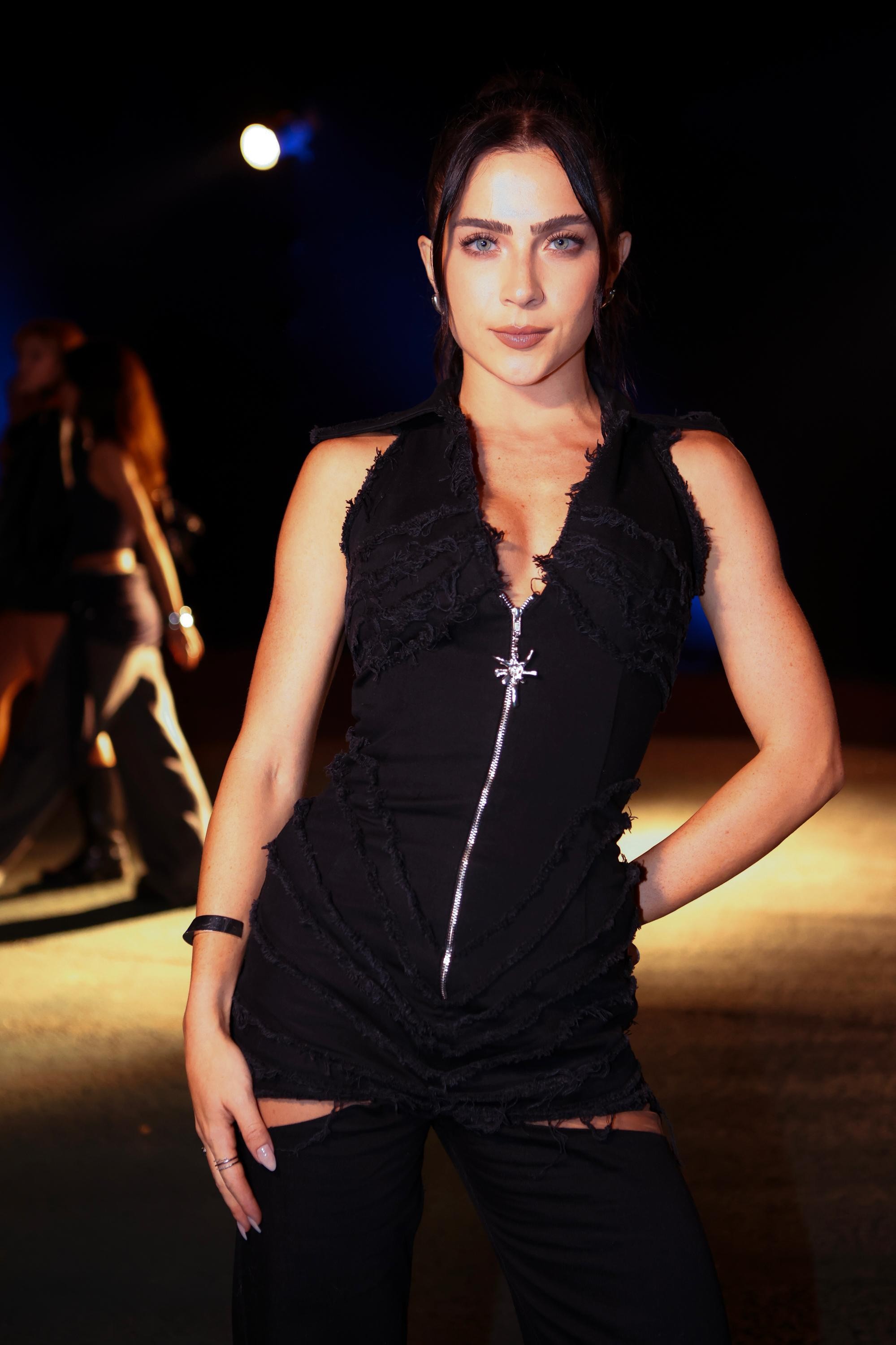 Jade Picon vai toda de preto ao último dia de Lollapalooza