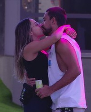 Maike e Renata trocam beijos e brother se declara: 'Gosto muito de tu'