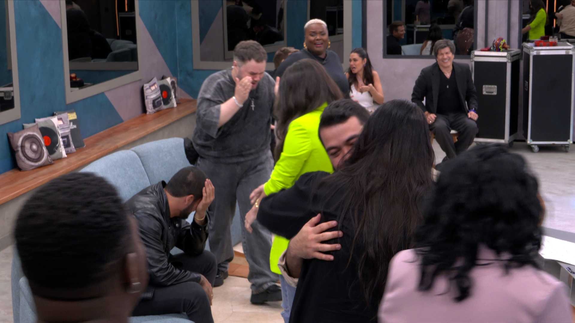 Familiares dos finalistas entram de surpresa no Centro de Treinamento do Estrela da Casa