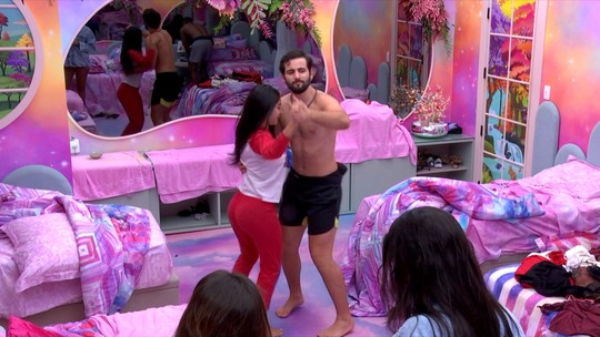 BBB 24: Isabelle e Matteus dançam abraçados no Quarto Fada - Programa: Big Brother Brasil 