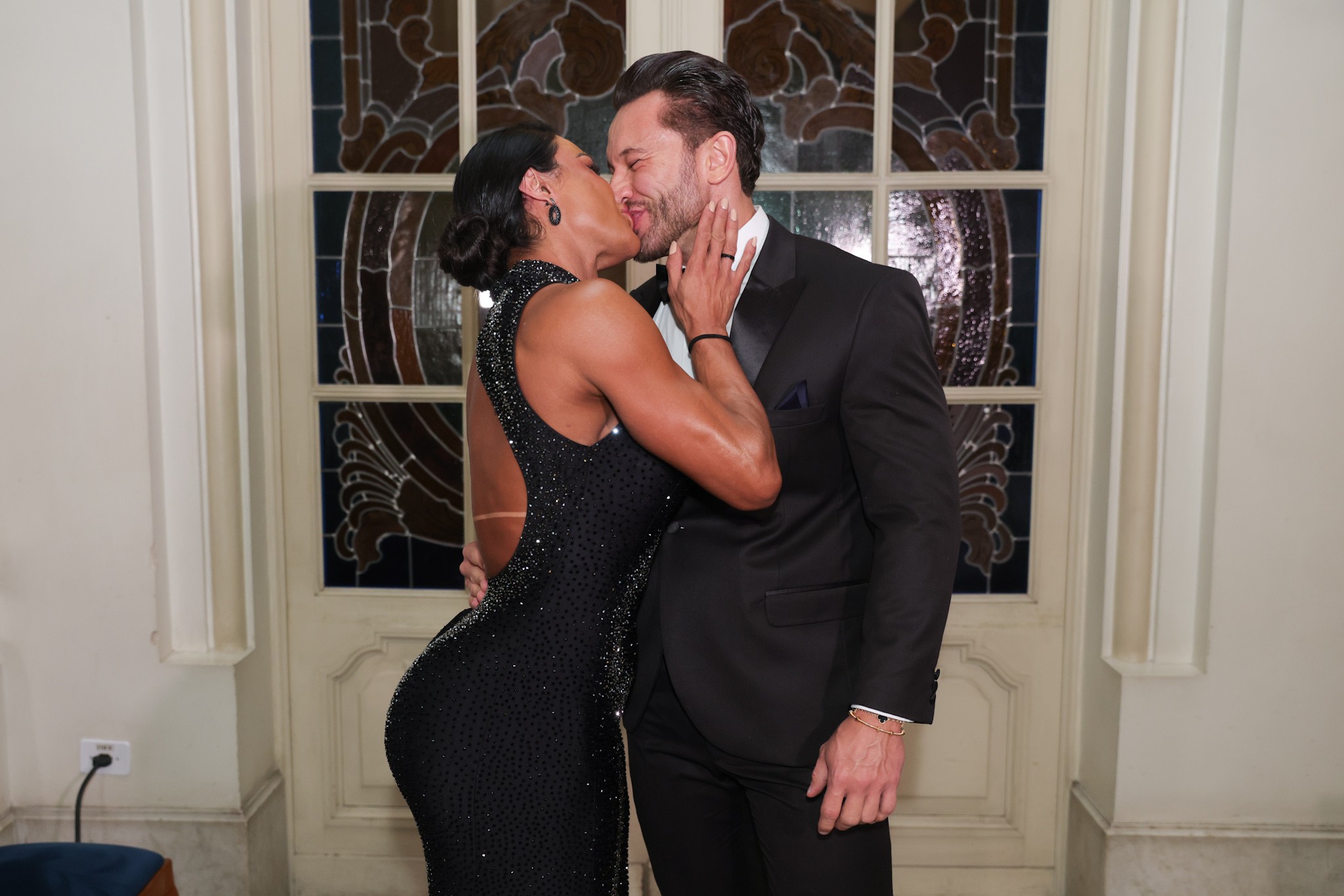 Gracyanne Barbosa posa aos beijos com empresário em evento no Theatro Municipal de São Paulo