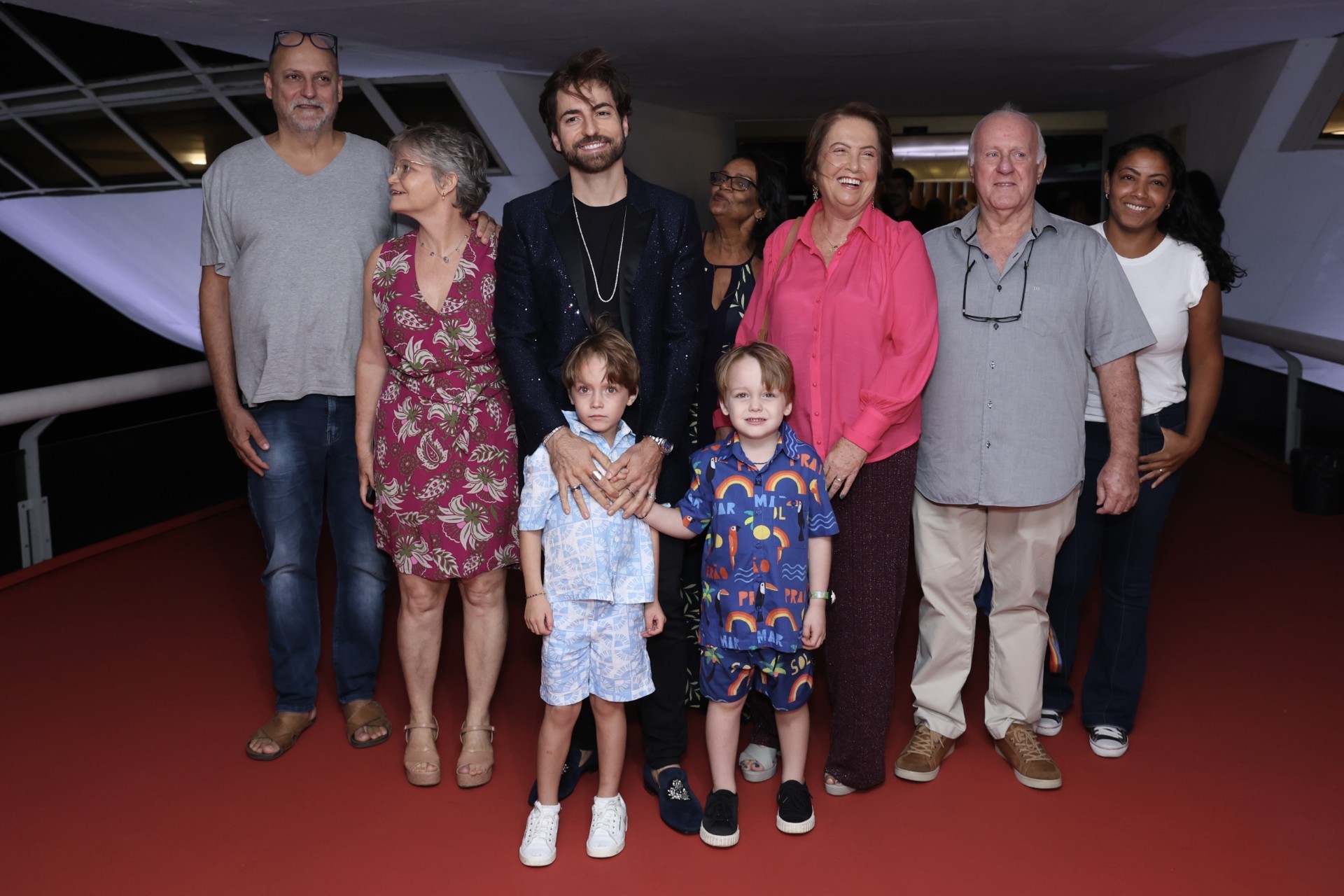 Thales Bretas e mais famosos chegam ao coquetel de lançamento de exposição em homenagem a Paulo Gustavo