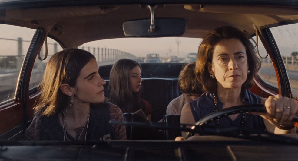 Fernanda Torres e Valentina Hersage em cena no filme 'Ainda Estou Aqui' — Foto: Divulgação