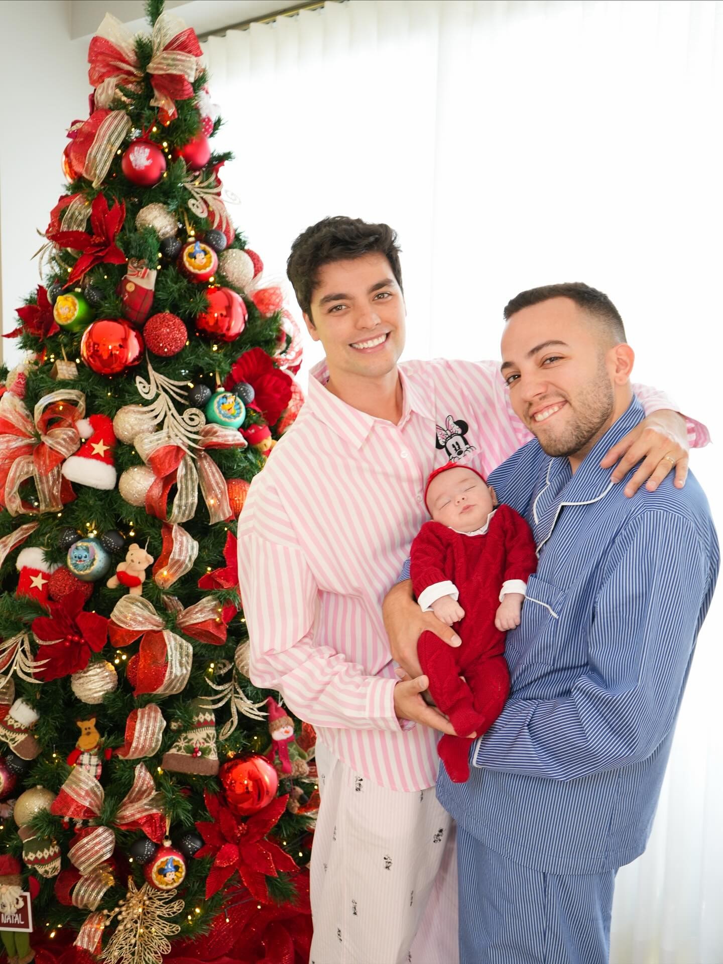 Lucas Rangel e Lucas Bley mostram primeira árvore de natal da filha, Mia: 'Presentinho'