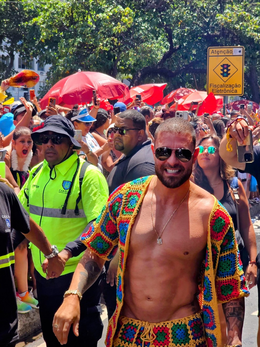 Diogo Nogueira canta em seu bloco de Carnaval com conjunto de