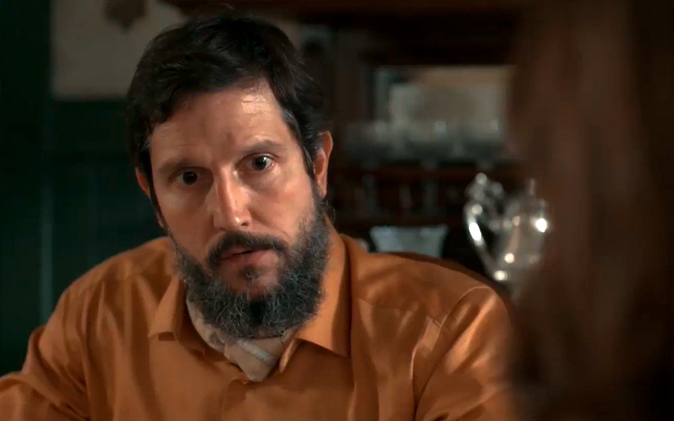 Egídio (Vladimir Brichta) é pego de surpresa com desabafo de Dona Patroa (Camila Morgado) em Renascer — Foto: Globo