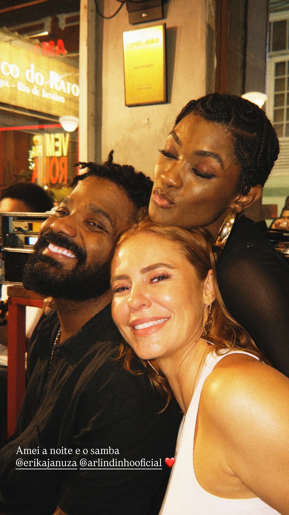 Paolla Oliveira e Erika Januza se jogam em roda de samba de Arlindinho — Foto: Reprodução/Instagram