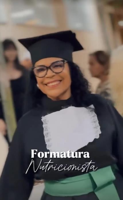 Ex-BBB Vilma Nascimento, mãe de Diogo Almeida, se forma em nutrição