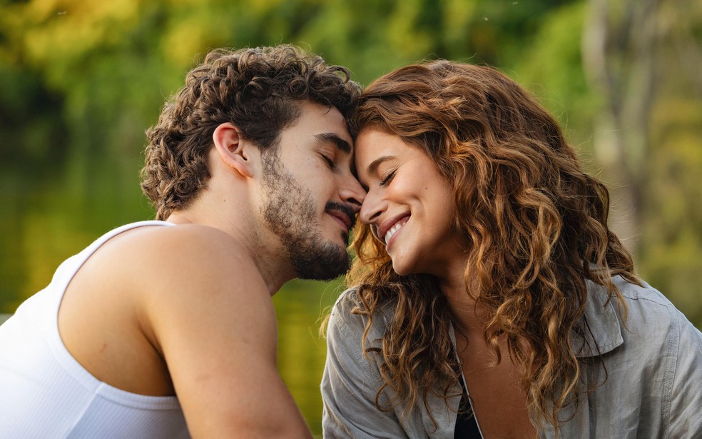 João Raul (Filipe Bragança) e Agrado (Isadora Cruz) se apaixonaram e não se desgrudam — Foto: Globo/Manoela Mello