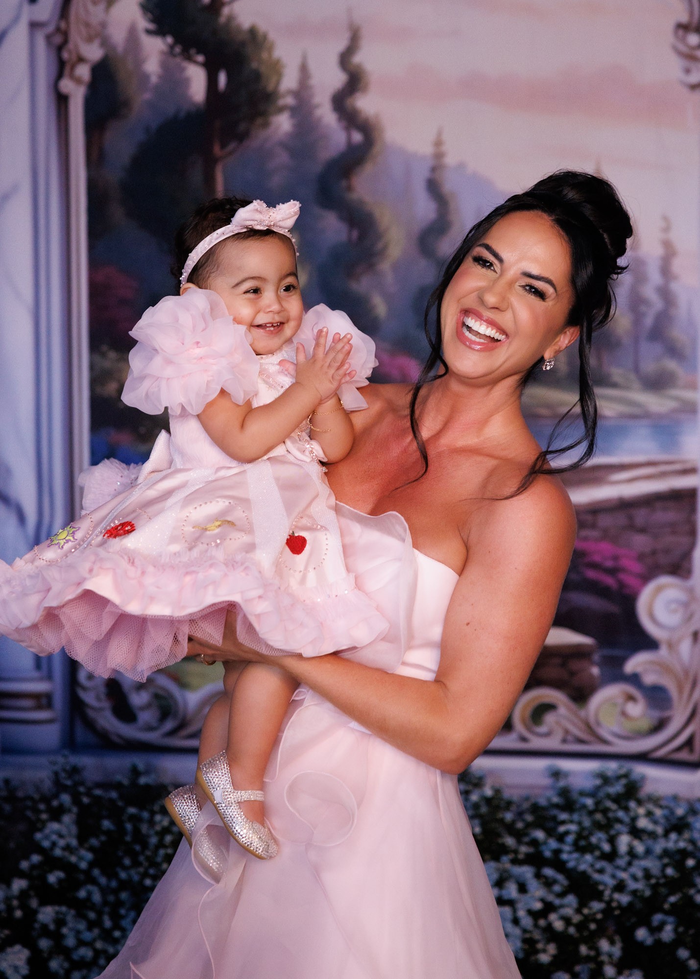 Filha de Zezé Di Camargo e Graciele Lacerda ganha festa de 1 ano