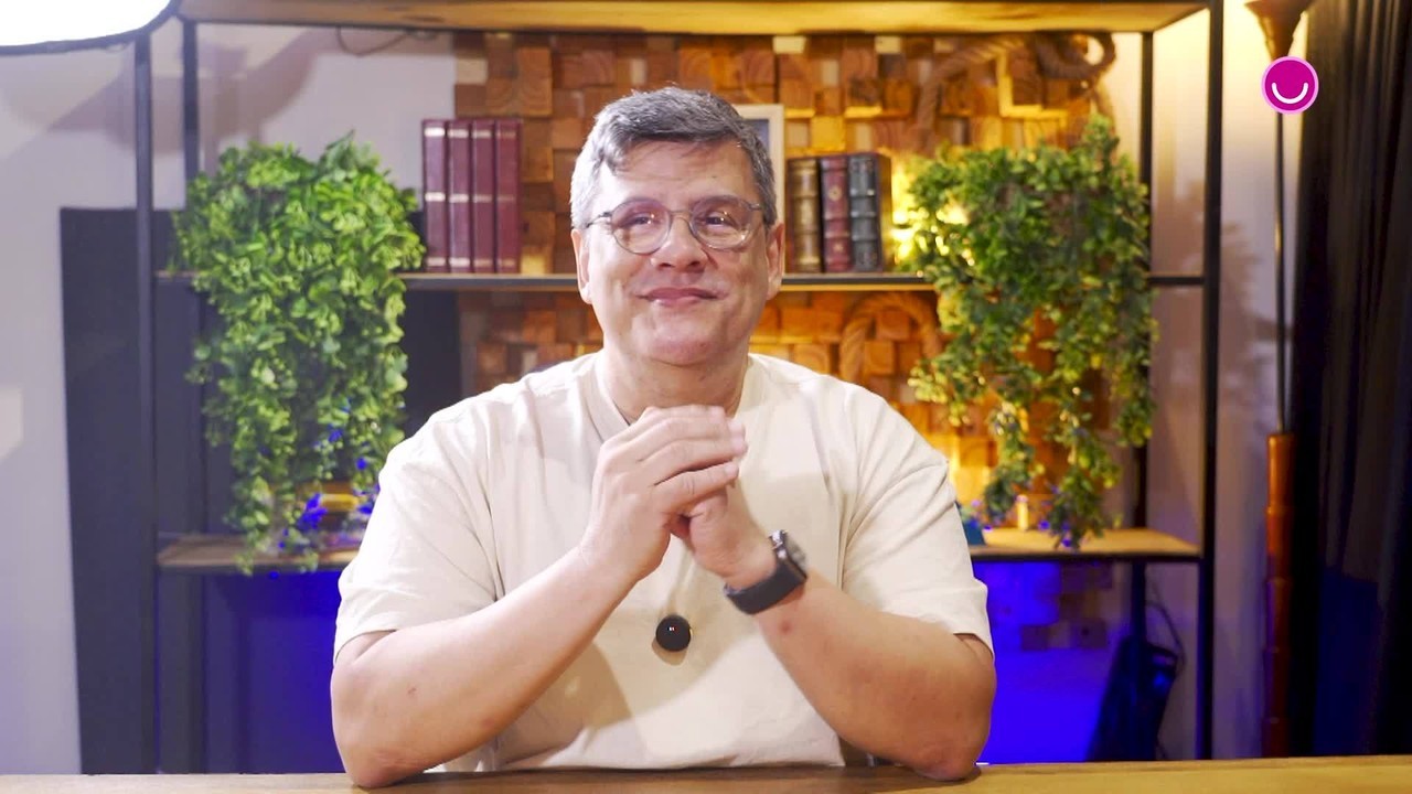 Luxuosa e sexy, a estrela Vera Fischer brilha forte no palco do teatro