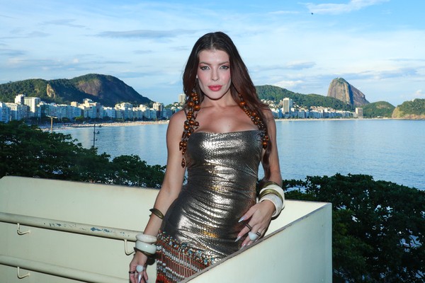 Jaquelline Grohalski aposta em salto de 20 cm em evento de
