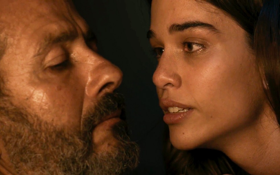 Mariana (Theresa Fonseca) diz a José Inocêncio (Marcos Palmeira) que gostou de passar a noite com ele - Renascer — Foto: Globo