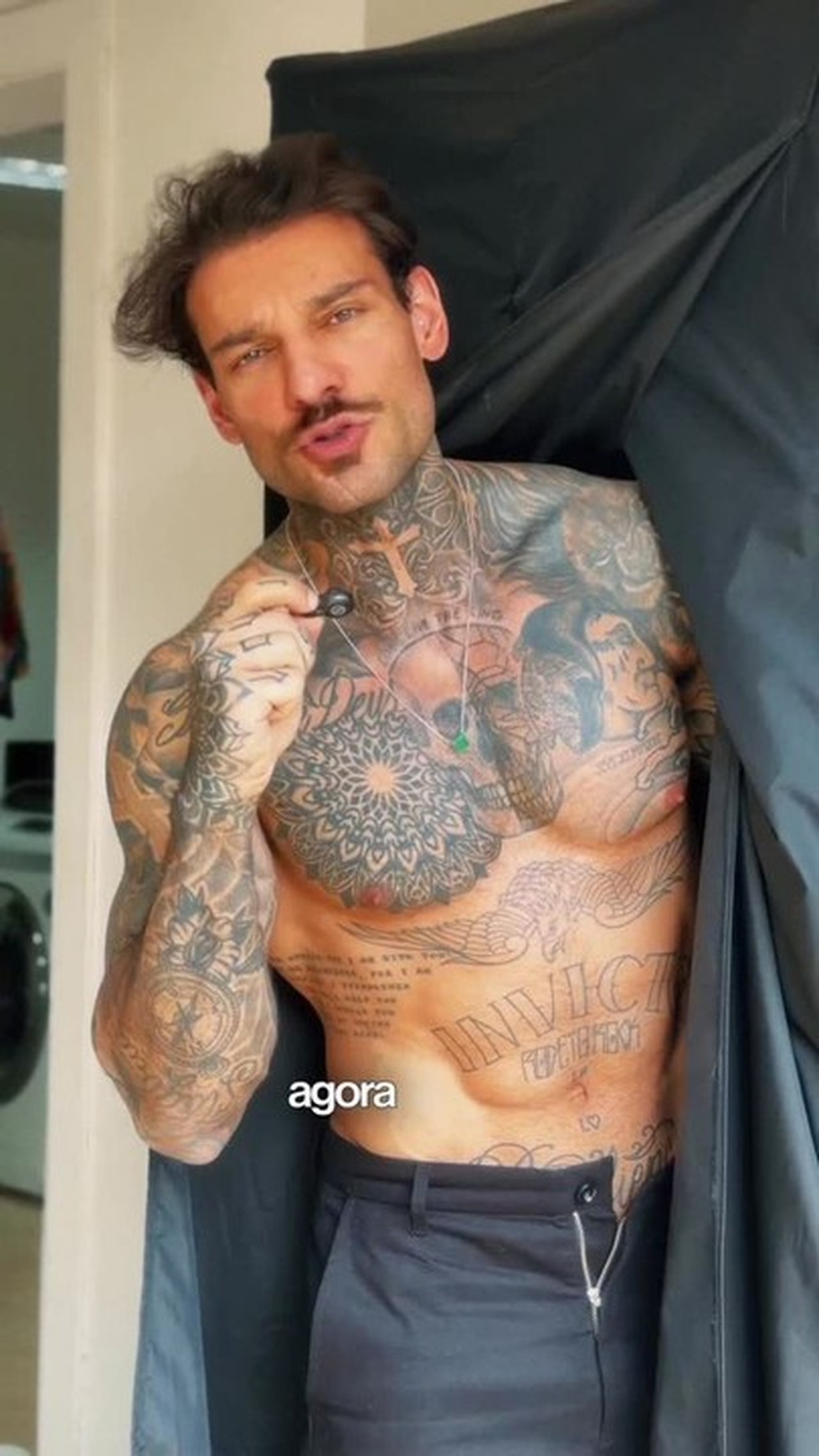 Carol Castro aparece como vilã debochada nos bastidores da nova novelinha do Globoplay