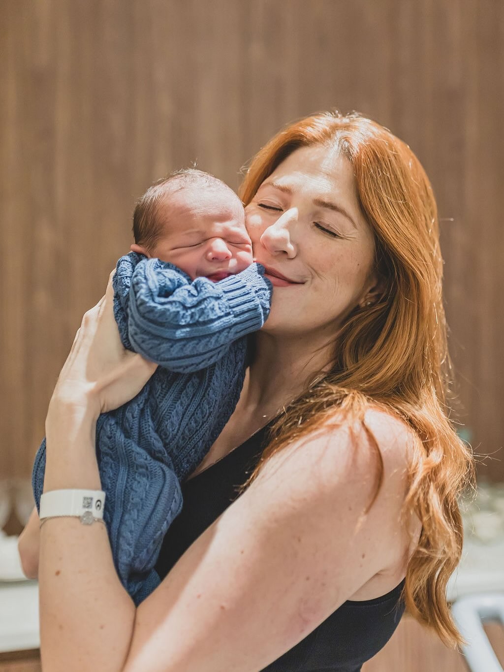 Dani Calabresa comemora aniversário e mostra rostinho do filho pela primeira vez: 'Amor que não cabe no peito'