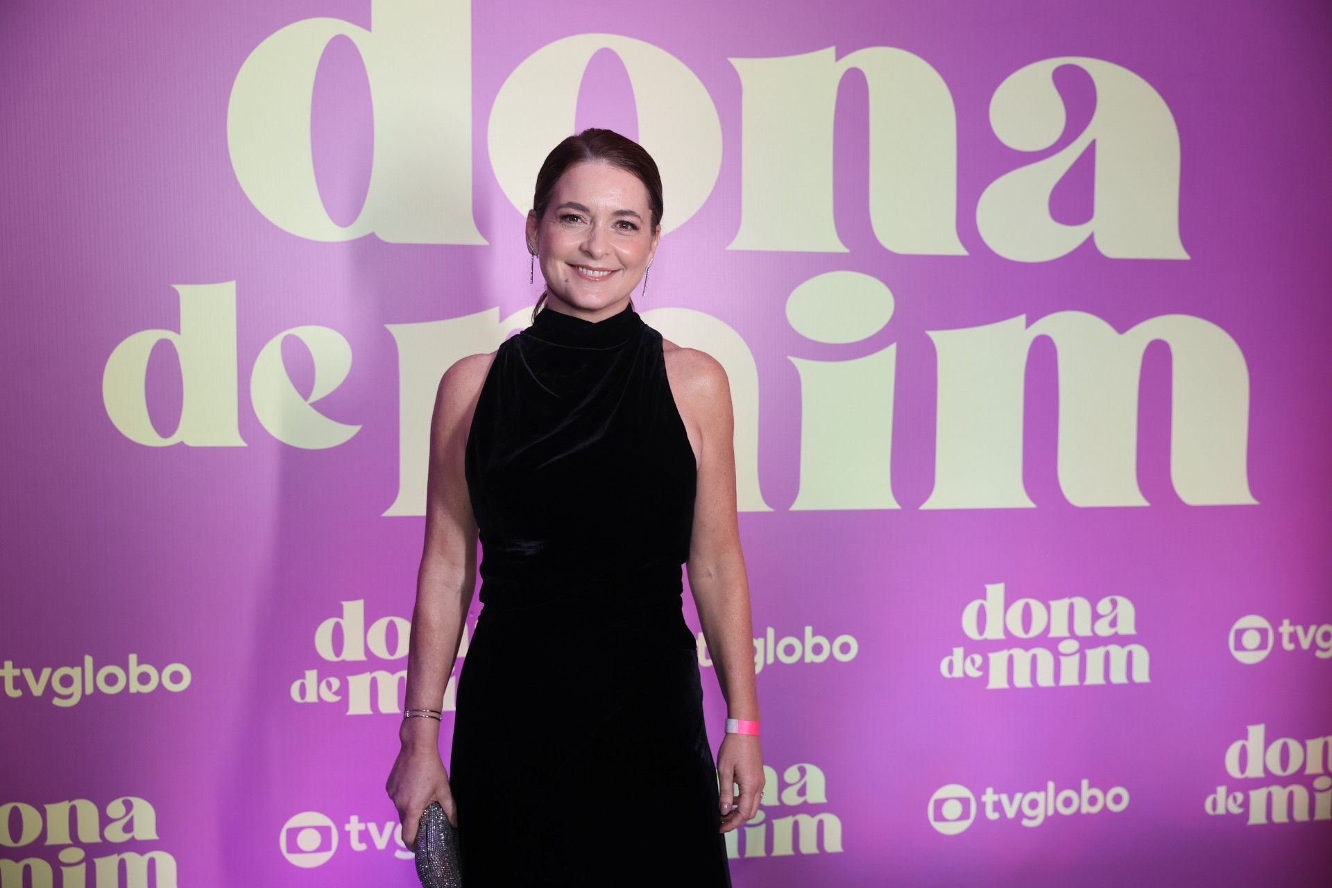 Cláudia Abreu se derrete por atriz mirim e mais; confira alguns babados da festa de Dona de Mim