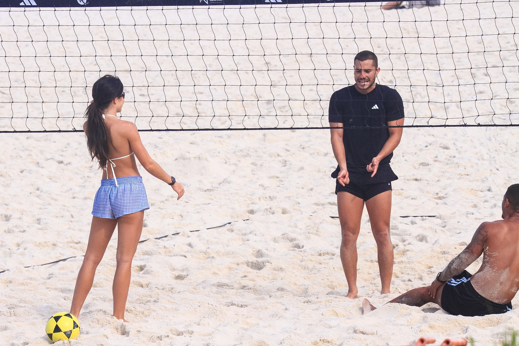 Jade Picon e André Lamoglia curtem Dia dos Namorados com partida de futevôlei na praia