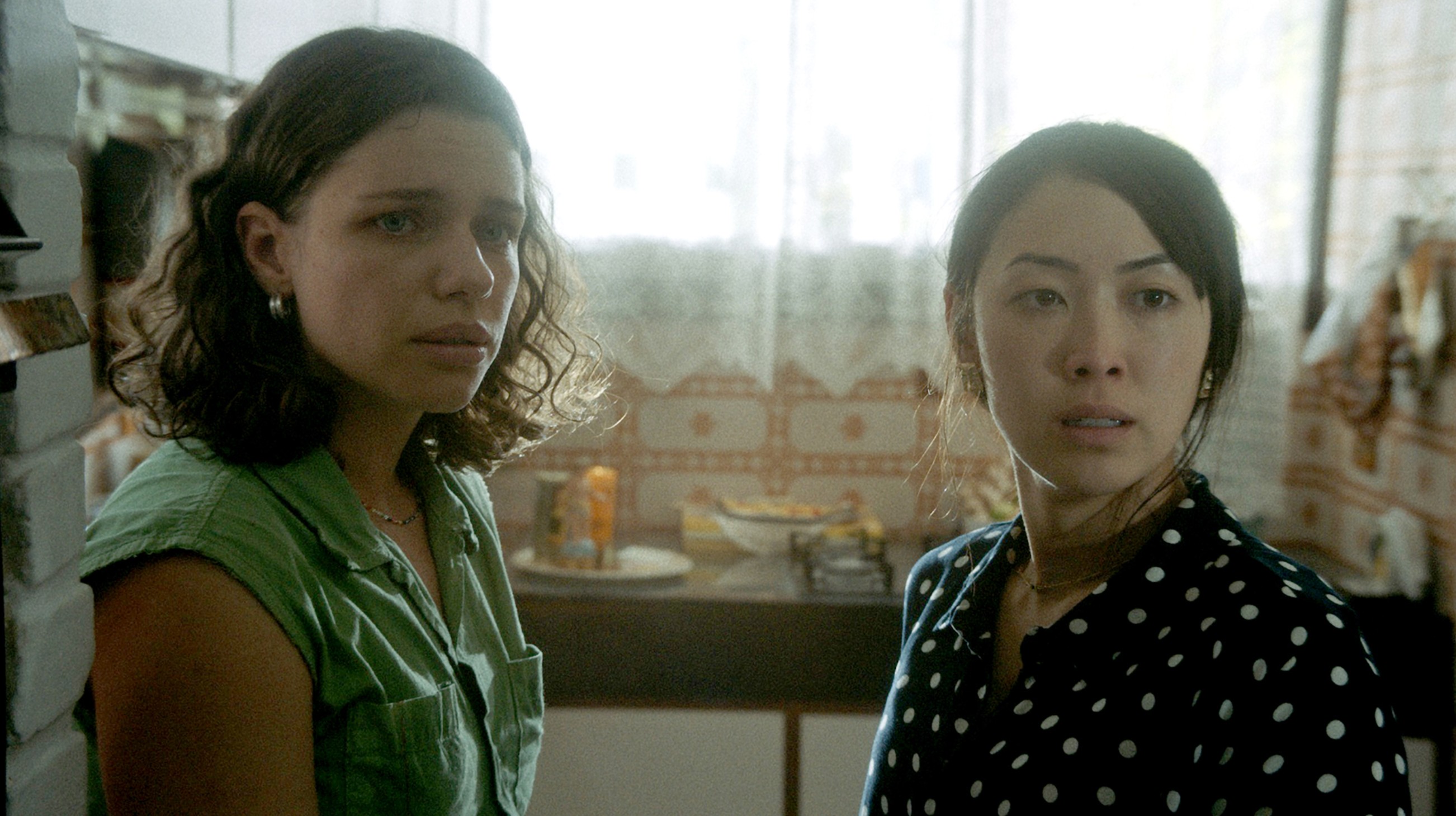 Série Amora: Bruna Linzmeyer e Ana Hikari vivem casal no Canal Brasil | Gshow