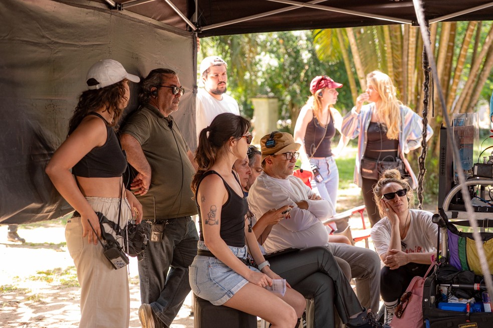 O diretor Wagner de Assis no set de 'Emmanuel' — Foto: gshow/Ellen Soares